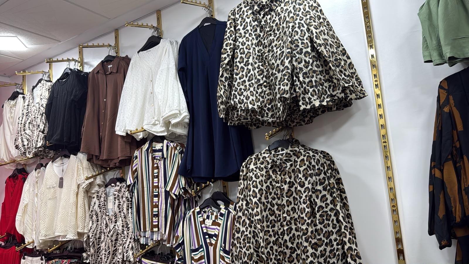 Mur de collection PINKY 02 avec chemises, robes et motifs leopard