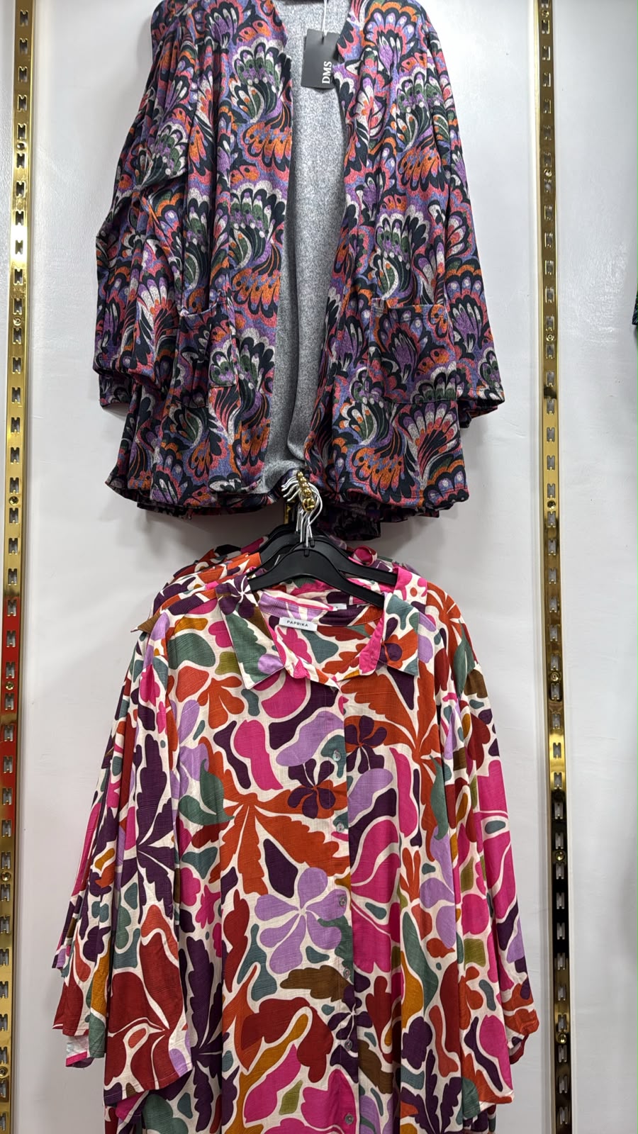 Chemises imprimees colorees exposees en boutique