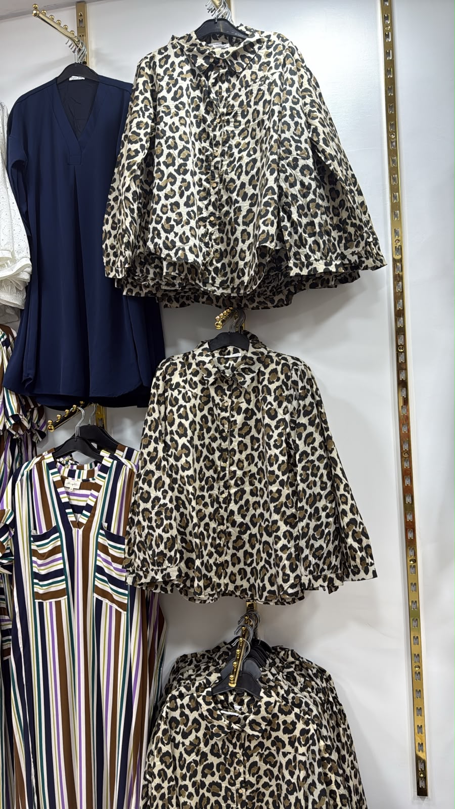 Chemises leopard et robe rayee en boutique PINKY 02