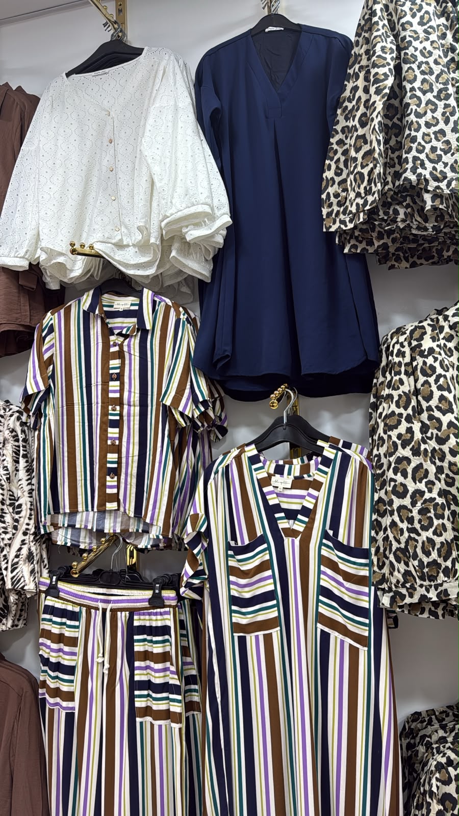 Selection de robes et chemises rayees en boutique
